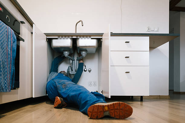 Professional Emergency Plumber technician working in New Caney, TX